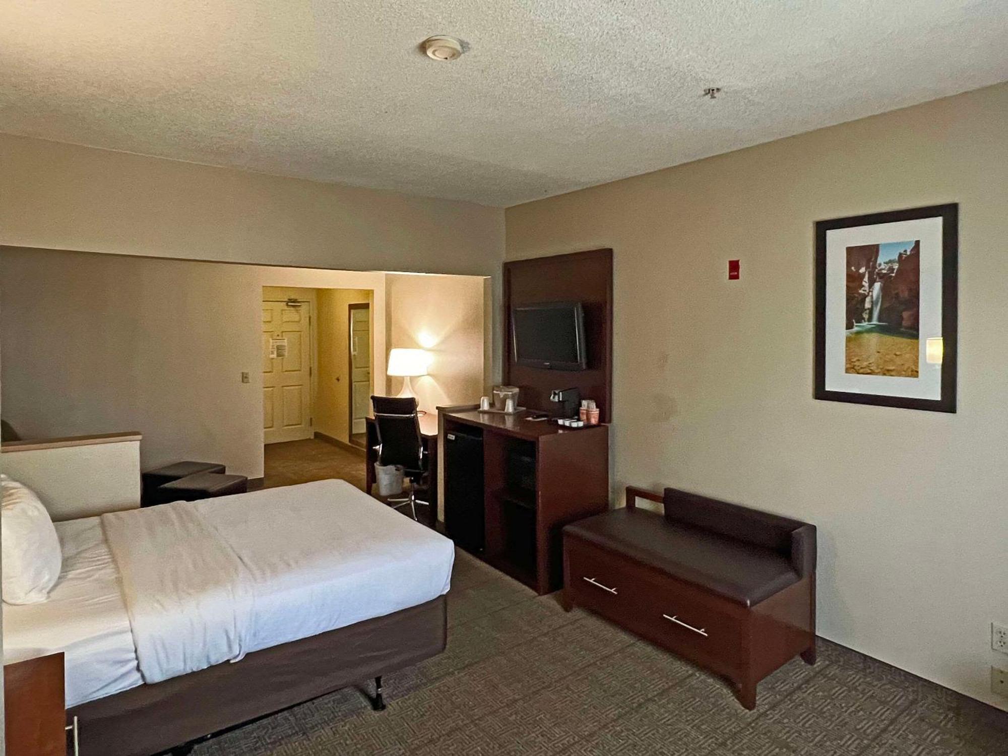 Comfort Suites Peoria Sports Complex Exterior photo